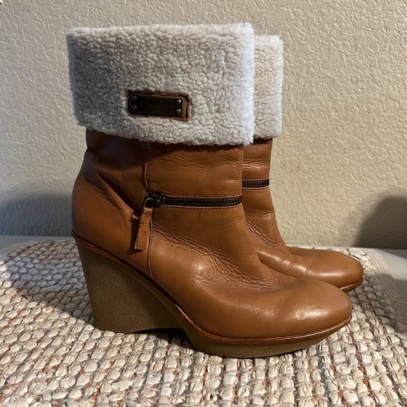 B. Makowsky Boots in Size 9. - Picture 4 of 9